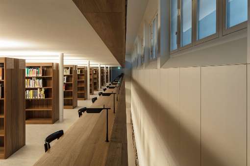 Durch die schwebende Geschossdecke wirkt die Architektur leicht und elegant. Furnier ist die erste Wahl bei ökologischen, warmen und individuellen Materialeien. Foto: Roser AG